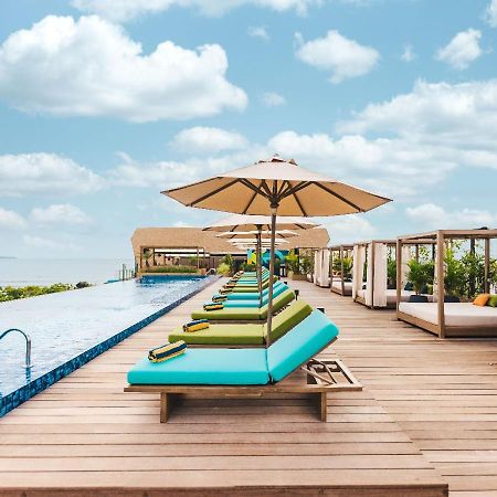 Hotel Mamaka By Ovolo Kuta Lombok Exterior foto The rooftop pool at the hotel