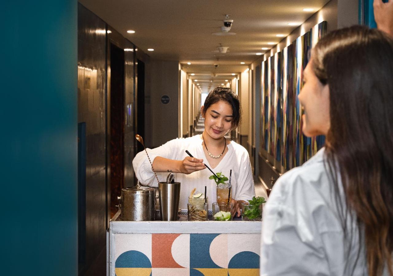 Hotel Mamaka By Ovolo Kuta Lombok Exterior foto A bartender at work